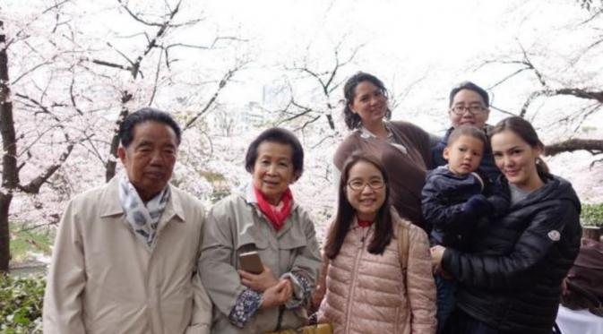 Di tengah proses cerai, Cathy Sharon liburan bersama keluarga suami ke Jepang[foto: instagram/cathysharon]