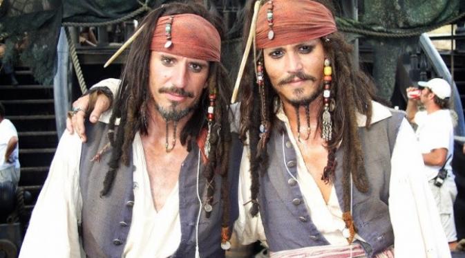 Johnny Depp dan Tony Angelotti di sekuel film Pirates of the Caribbean. Foto: via brightside.me