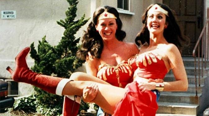 Lynda Carter dan Jeannie Epper di film Wonder Woman. Foto: via brightside.me