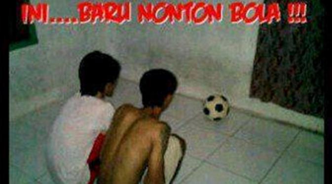 Nonton bola. (Via: boredpanda.com)