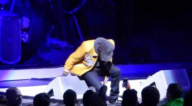 Rapper Travis Scott (II) saat jatuh dari atas panggung. (aceshowbiz.com)