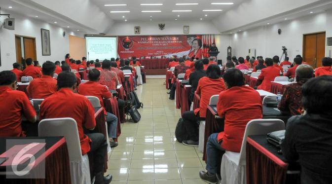 Suasana acara Pelatihan Manajer Tim Kampanye Pilkada Serentak di kantor PDIP, Jakarta, Selasa (5/4). PDIP gelar pelatihan manajer tim kampanye untuk menghadapai Pilkada serentak mendatang. (Liputan6.com/Yoppy Renato)