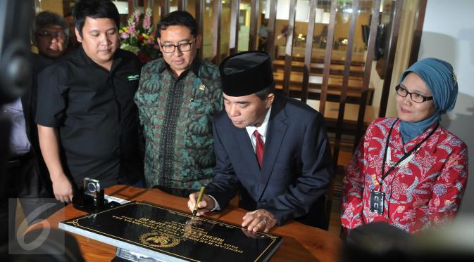 Ketua DPR RI Ade Komarudin (kedua kanan) saat menandatangani prasasti peresmian ruangan wartawan parlemen di Gedung Nusantara III, Jakarta, Selasa (5/4). Ruangan itu diperuntukan bagi para pewarta berita yang ada di DPR. (Liputan6.com/Johan Tallo)