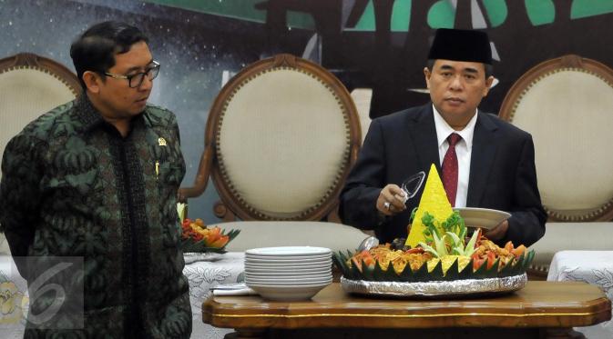 Ketua DPR RI Ade Komarudin didampingi Wakil Ketua DPR Fadli Zon (kiri) saat pemotongan tumpeng peresmian ruangan wartawan parlemen di Gedung Nusantara III kompleks parlemen, Senayan, Jakarta, Selasa (5/4). (Liputan6.com/Johan Tallo)