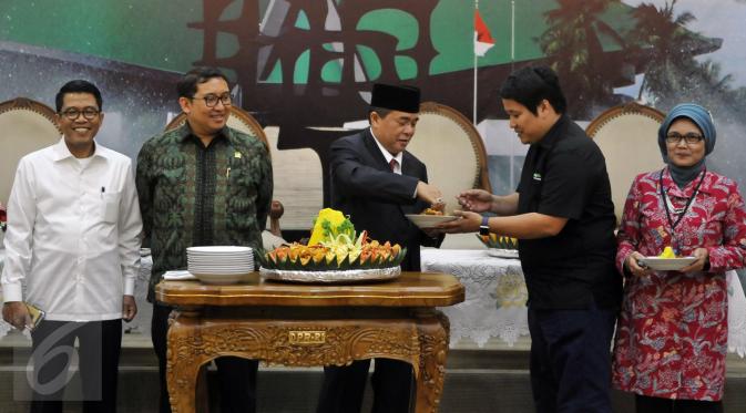 Ketua DPR Ade Komarudin (tengah) memberikan potongan tumpeng pertama kepada Ketua Pressroom DPR, Hilman (kedua kanan) saat meresmikan ruangan wartawan parlemen di Gedung Nusantara III kompleks parlemen, Jakarta, Selasa (5/4). (Liputan6.com/Johan Tallo)