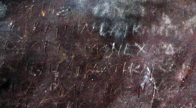 Ditulis dalam Bahasa Yunani, mantera kutulan dalam tablet ini ditujukan pada pasangan Demetrios and Phanagora yang hidup di Athena sekitar 2.400 tahun lalu (Credit:  Jessica Lamont)