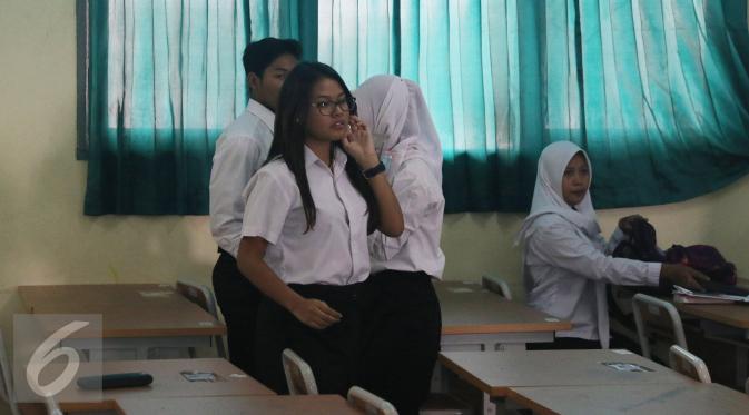 Titania Aurelie Hermansyah (Aurel) saat berada di dalam kelas, Jakarta, Selasa (5/4). Putri dari Anang Hermansyah ini akan mengikuti ujian Paket C di SMAN 93 di Jakarta Timur. (Liputan6.com/Herman Zakharia)
