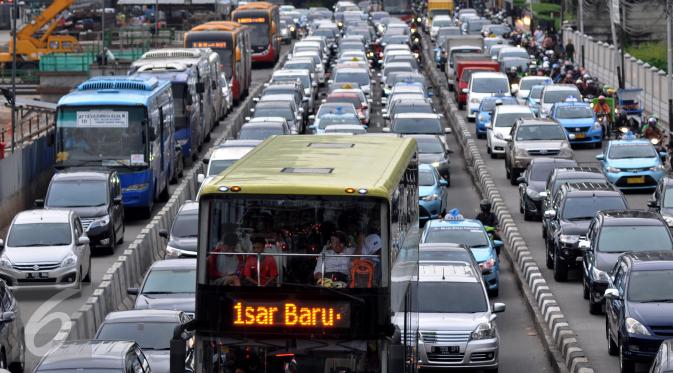 Kendaraan terjebak macet saat uji coba hari pertama penghapusan 3 in 1 di Jalan Sudirman, Senayan, Jakarta, Selasa (5/4). Uji coba penghapusan 3 in 1 ini akan dilakukan dua tahap yakni pada tanggal 5-8 April & 11-13 April 2016. (Liputan6.com/Johan Tallo)