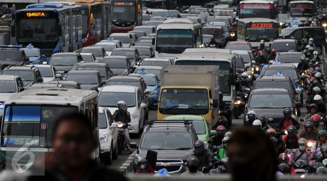 Imbas uji coba penghapusan sistem 3 in 1 di Jakarta, sejumlah jalan nonprotokol pun macet parah, Jakarta, Selasa (5/4). Pasalnya, kendaraan di sejumlah jalan yang ada masuk kawasan 3 in 1 itu menjadi tak teratur. (Liputan6.com/Johan Tallo)