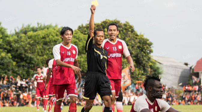 Wasit seringkali dijadikan kambing hitam terhadap pencapaian negatif sebuah tim. (Bola.com/Vitalis Yogi Trisna)