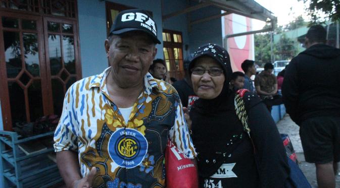 Kedua orang tua Adam Alis menyaksikan putranya bertanding di Stadion Bea Cukai, Jakarta Timur. (Bola.com/Gerry Anugrah Putra)