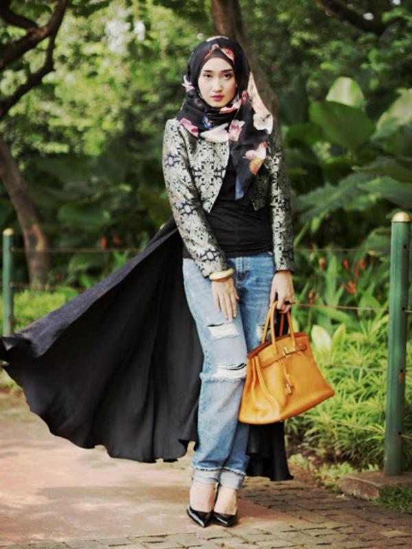 Baju muslim dan hijab casual ala Dian Pelangi. (via; dianpelangi.net)