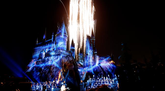 Kembang api membuat bangunan " The Wizarding World of Harry Potter " Universal Studios Hollywood menjadi meriah di California, (5/4). Hingga hari kamis pembukaan hanya dihadiri oleh para tamu saja. (REUTERS / Mario Anzuoni)