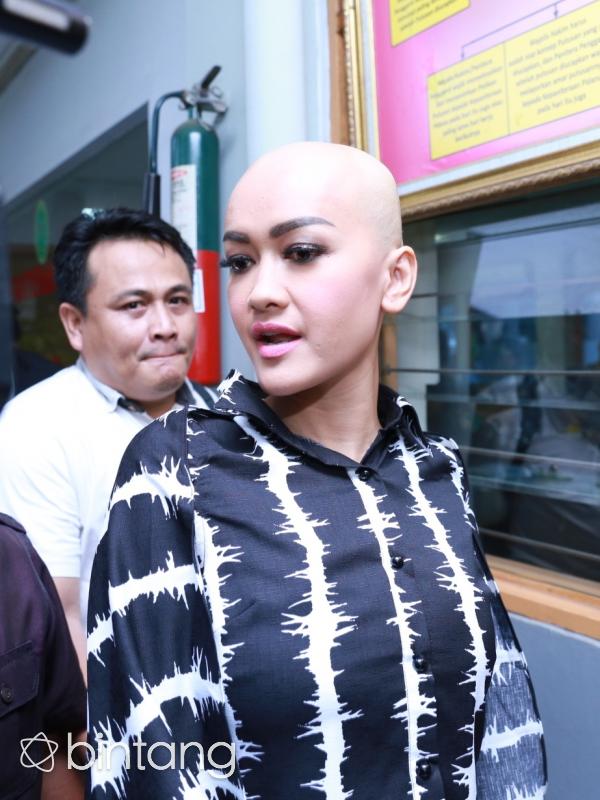 Julia Perez Menyambangi PN Jakarta Selatan. (Adrian Putra/bintang.com)