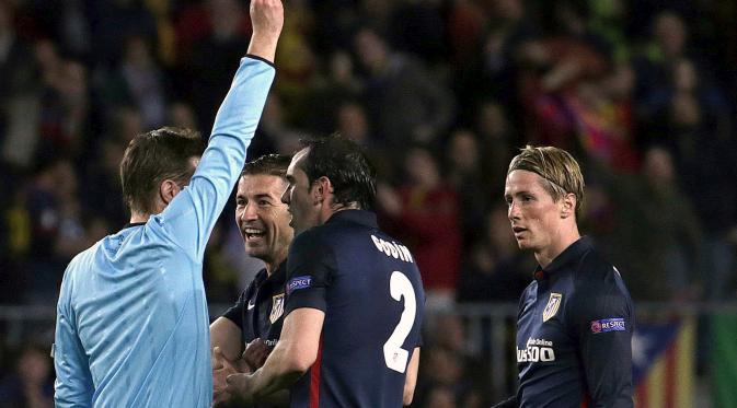Penyerang Atletico Madrid, Fernando Torres, mendapatkan kartu merah pada pertandingan melawan Barcelona di babak perempat final Liga Champions, Selasa (5/4/201). (EPA/Peter Powell)