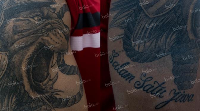 Kolase foto tato kesayangan bek Bali United, Kiko Insa, yang bergambar singa dan tulisan salam satu jiwa yang merupakan salah satu identitas dari Aremania, kelompok suporter pecinta Arema. (Bola.com/Vitalis Yogi Trisna)