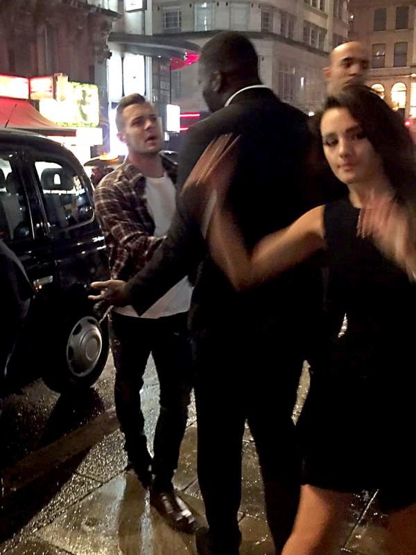 Pemain Arsenal, Jack Wilshere, tertangkap kamera tengah cekcok di pinggir jalan. (Istimewa)