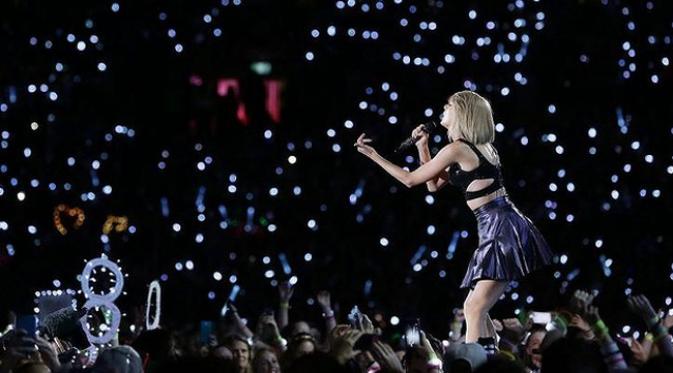Taylor Swift saat menampilkan pertunjukan konser '1989'.