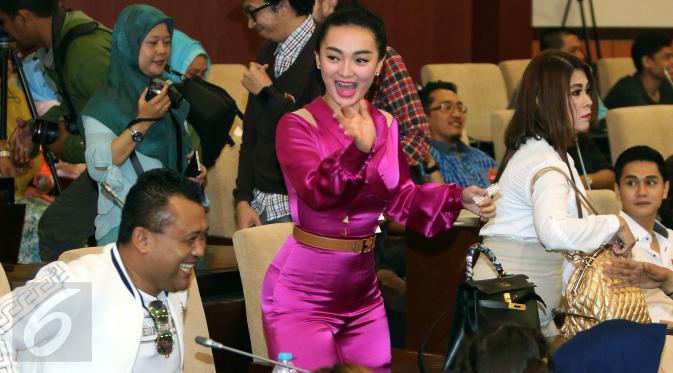 Penyanyi Dangdut Zaskia Gotik saat mengikuti Sosialisasi 4 Pilar di Komplek Parlemen Senayan, Jakarta, (7/4). Sosialisasi 4 pilar ini di gagas oleh fraksi PKB. (Liputan6.com/JohanTallo)