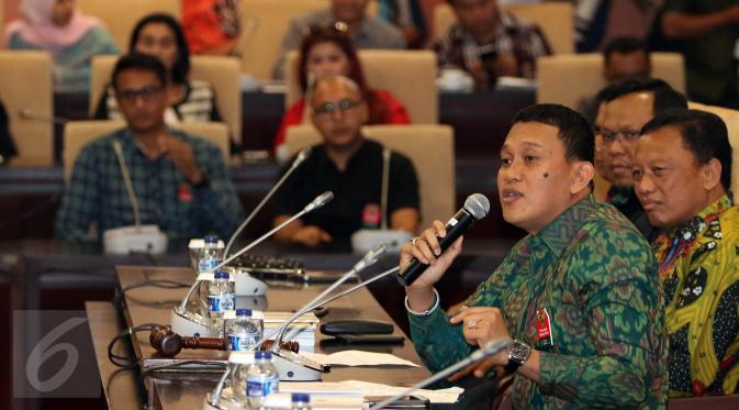 Ketua Fraksi PKB MPR Abdul Karding (depan) saat berbicara di Jakarta, (7/4). Sosialisasi 4 pilar ini di gagas oleh fraksi PKB untuk mendorong pekerja seni menjadi corong dalam menyampaikan nilai-nilai Pancasila kepada masyarakat.(Liputan6.com/JohanTallo)