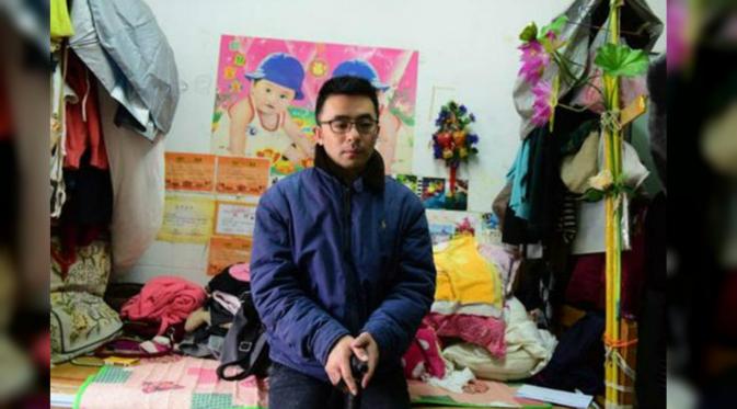 Selama 11 tahun, putranya merahasiakan kondisinya dari keluarga. (shanghaiist)