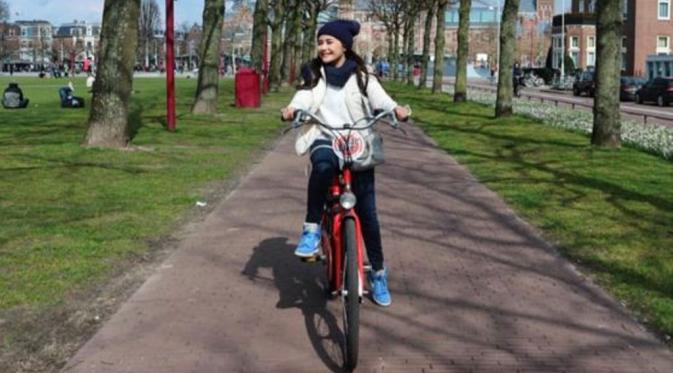 Prilly Latuconsina jalan-jalan dengan sepeda di Amsterdam. (Instagram @prillylatuconsina)