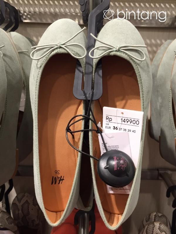 Sepasang sepatu flat shoes cantik seharga 149 ribu bisa kamu dapatkan di H&M. (via: Bintang.com)