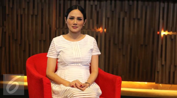 Mulan Jameela saat menjadi bintang tamu di talkshow Liputan6.com, Dear Haters, Jakarta, Kamis (7/4/2016). (Liputan6.com/Herman Zakharia)