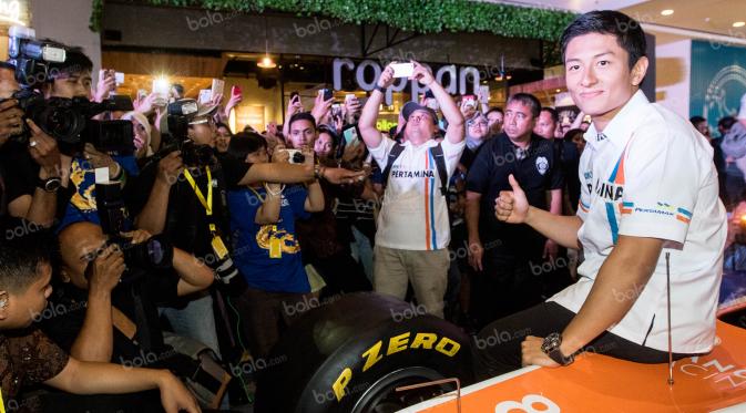 Pebalap F1 asal tim Manor Racing, Rio Haryanto, mengadakan jumpa fans di Mall Kota Kasablanka, Jakarta, Kamis (7/4/2016). (Bola.com/Vitalis Yogi Trisna)