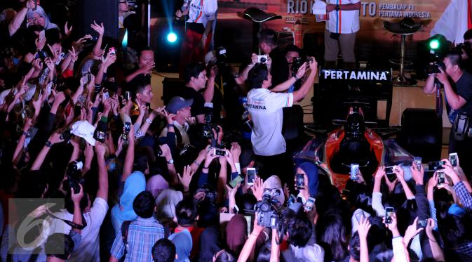Rio Haryanto berselfie bersama ratusan penggemarnya saat Meet and Great di Mall Kota Kasablanka, Jakarta, Kamis (7/4/2016). Rio, pembalap Indonesia pertama yang turun di ajang balap Formula 1. (Liputan6.com/Helmi Fithriansyah)