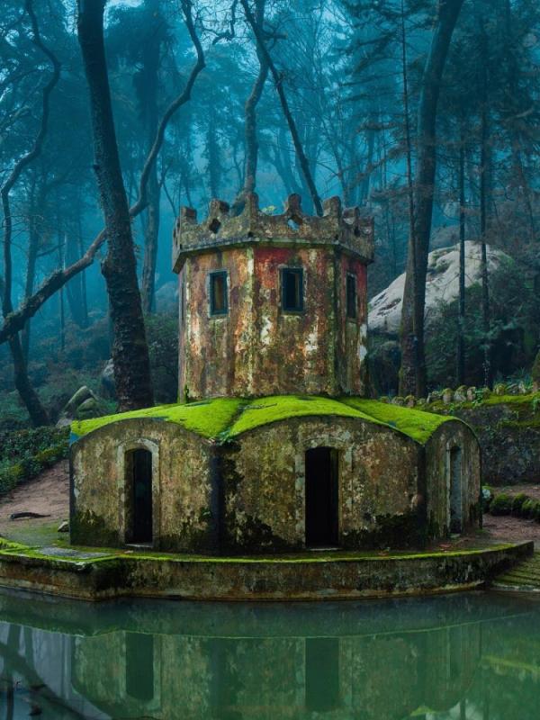 Kastil tua di Sintra, Portugal. (James Mills)