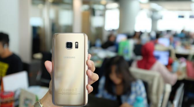 Tampak sisi belakang Samsung Galaxy S7 (Liputan6.com/Iskandar).