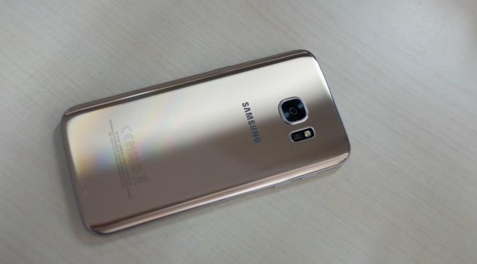 Samsung Galaxy S7 tampak belakang (Liputan6.com/Iskandar).