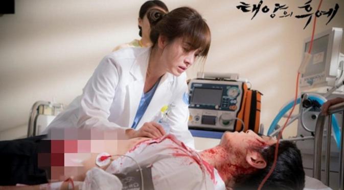 Drama Descendants of the Sun mulai memasuki babak akhir, Song Joong Ki nyaris mati, Song Hye Kyo pun histeris.