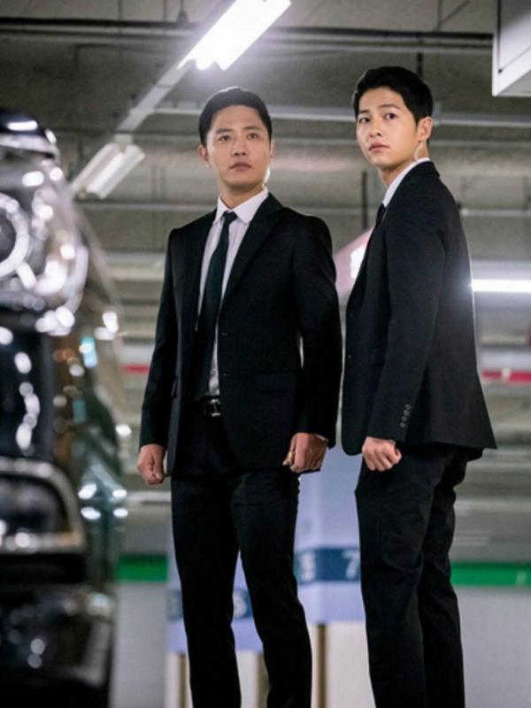 Song Joong Ki dan Jin Goo saat beraksi dalam drama Descendants of the Sun