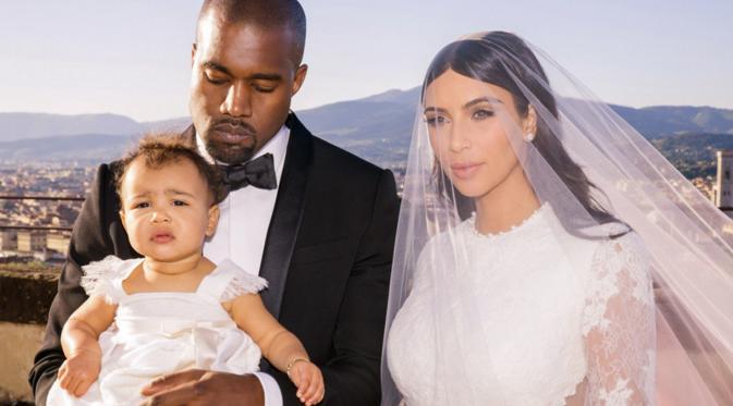 Kim Kardashian siap hamil anak ketiga dari buah pernikahannya dengan Kanye West (via eonline.com)