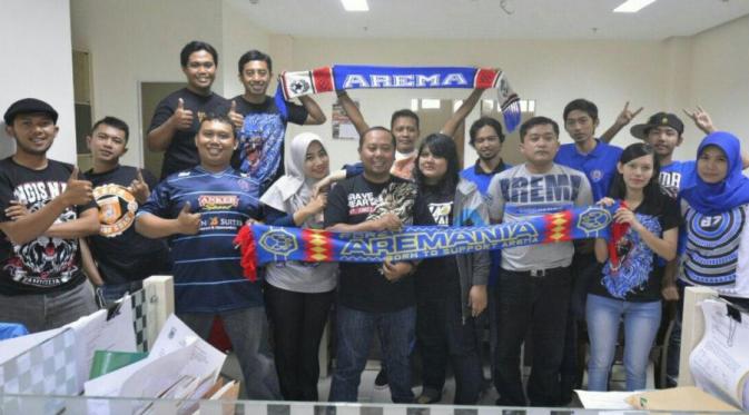 Tim Humas Pemkot Batu, Malang Raya memakai seragam Arema untuk merayakan Arema Cronus juara Torabika Bhayangkara Cup 2016. (Bola.com/Pemkot Batu/Iwan Setiawan)