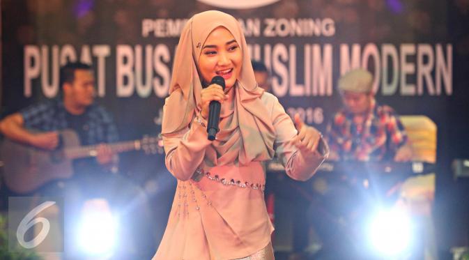 Fatin Shidqia Lubis tampil menghibur pengunjung dalam acara pembukaan Pusat Busana Muslim Modern di kawasan Mangga Dua, Jakarta, Jumat (8/4/2016). (/Immanuel Antonius) 
