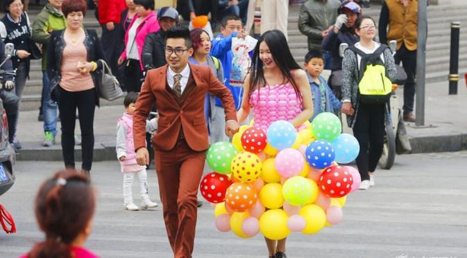 Sebagai bukti cinta, Pria ini buatkan dua gaun pengantin dari 600 balon untuk pacarnya. (via: shanghaiist.com)