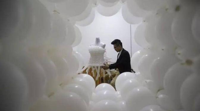 Sebagai bukti cinta, Pria ini buatkan dua gaun pengantin dari 600 balon untuk pacarnya. (via: shanghaiist.com)