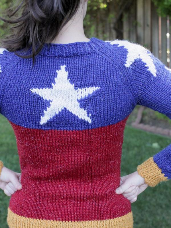 Pakai sweater ini, kamu serasa jadi wonder women. Waw! (via: boredpanda.com)