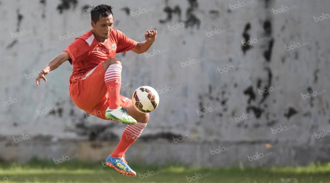 Striker Persija Jakarta, Rahmat Affandi, pencetak gol tunggal ke gawang Persipura saat Tim Macan Kemayoran menang 1-0 di Jayapura pada ISL musim 2012. (Bola.com/Vitalis Yogi Trisna)