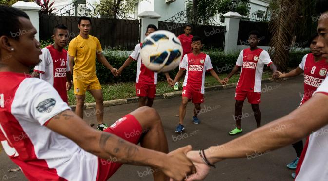Para pemain PSM Makassar berlatih di sekitar perumahan Patra Jasa, Jakarta Selatan, Jumat (8/4/2016). Latihan ini merupakan persiapan jelang Trofeo Persija. (Bola.com/Vitalis Yogi Trisna)