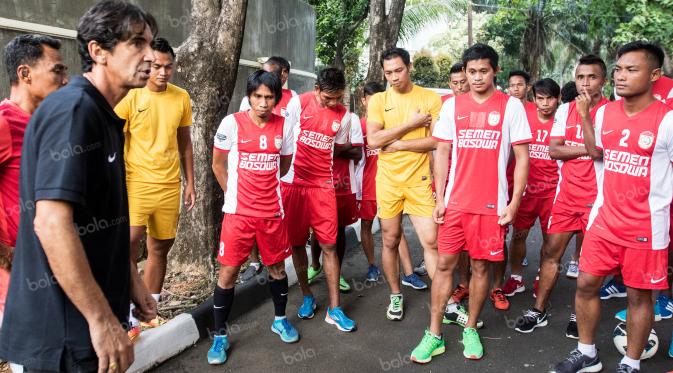 Pelatih PSM Makassar, Luciano Leandro, menghadapi sejumlah tantangan berat sebagai pelatih PSM. (Bola.com/Vitalis Yogi Trisna)