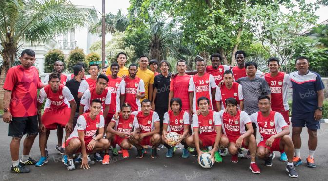 Para pemain dan pelatih PSM Makassar berfoto bersama usai latihan di sekitar perumahan Patra Jasa, Jakarta Selatan, Jumat (8/4/2016). Latihan ini merupakan persiapan jelang Trofeo Persija. (Bola.com/Vitalis Yogi Trisna)