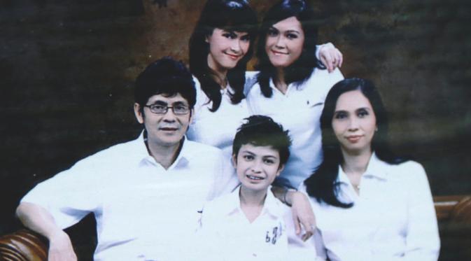 Boyke Dian Nugraha, istri, dan ketiga anaknya (Repro Dok Pribadi/Adrian Putra/Bintang.com)