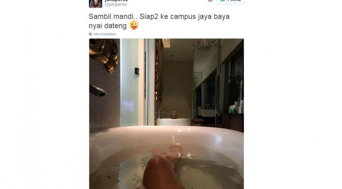 Sebelum Kuliah, Julia Perez Sauna di Bathtub [foto; twitter/juliaperrez]