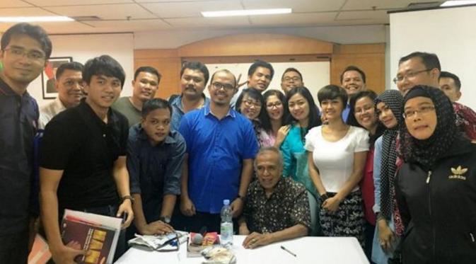 Julia Perez bersama teman-teman dan dosen di kampus tempatnya menuntut ilmu S2, Jayabaya [foto: instagram/juliaperrezz]