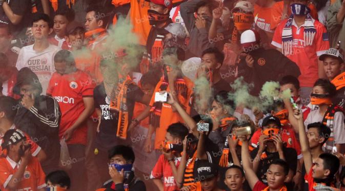 Supporter Persija Jakarta saat mendukung timnya melawan PSM Makassar pada laga Trofeo Persija  di Stadion Utama Gelora Bung Karno, Jakarta, Sabtu (9/4/2016). (Bola.com/Nicklas Hanoatubun)