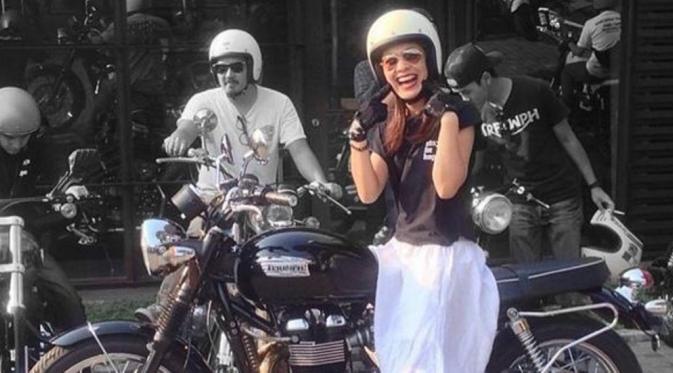 Dian Ayu punya hobi motor gede [foto: instagram/dianayulestari]